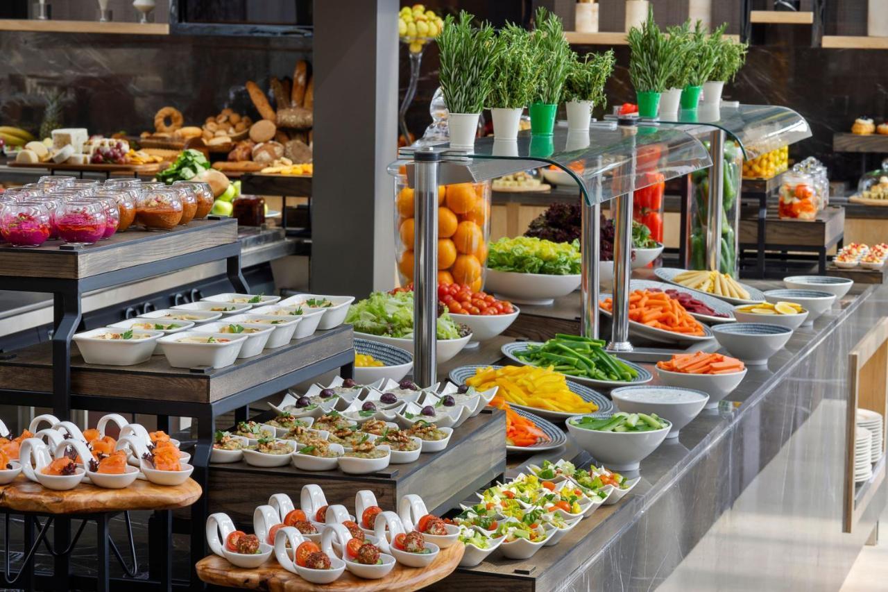 Jeddah Marriott Hotel Madinah Road Eksteriør billede A salad bar