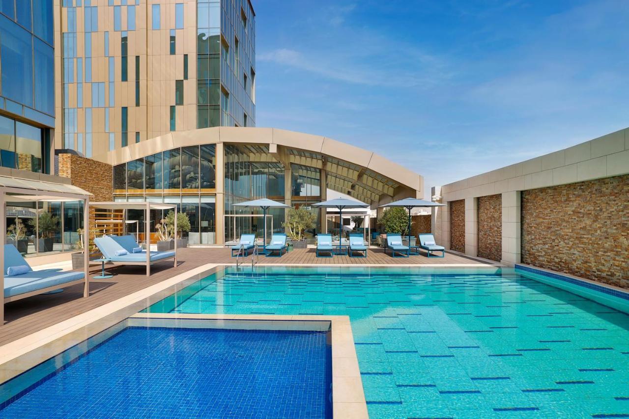 Jeddah Marriott Hotel Madinah Road Eksteriør billede The swimming pool at the hotel