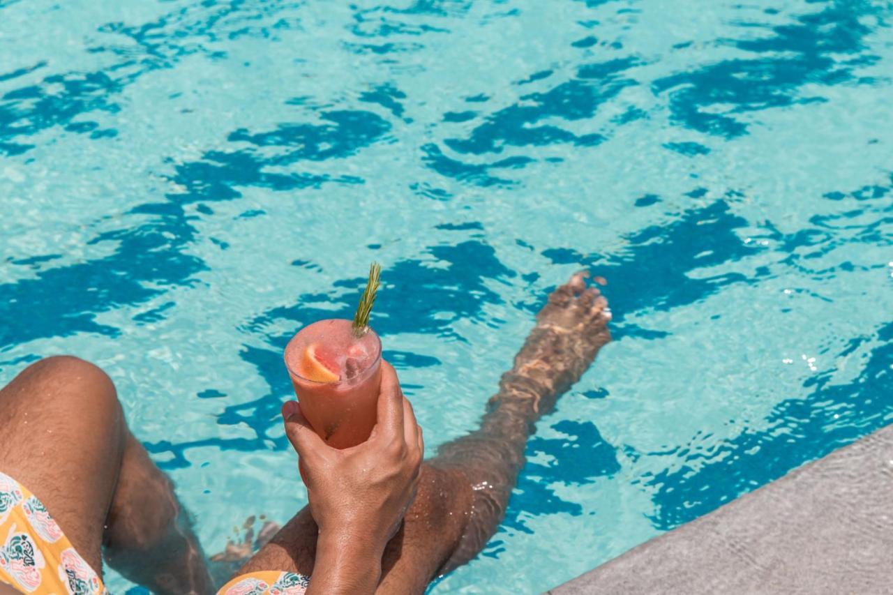 Jeddah Marriott Hotel Madinah Road Eksteriør billede A woman holding a cocktail in a swimming pool