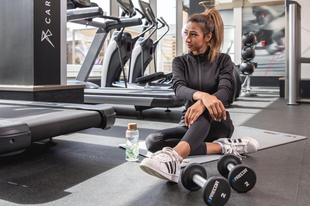 Jeddah Marriott Hotel Madinah Road Eksteriør billede A woman in a gym