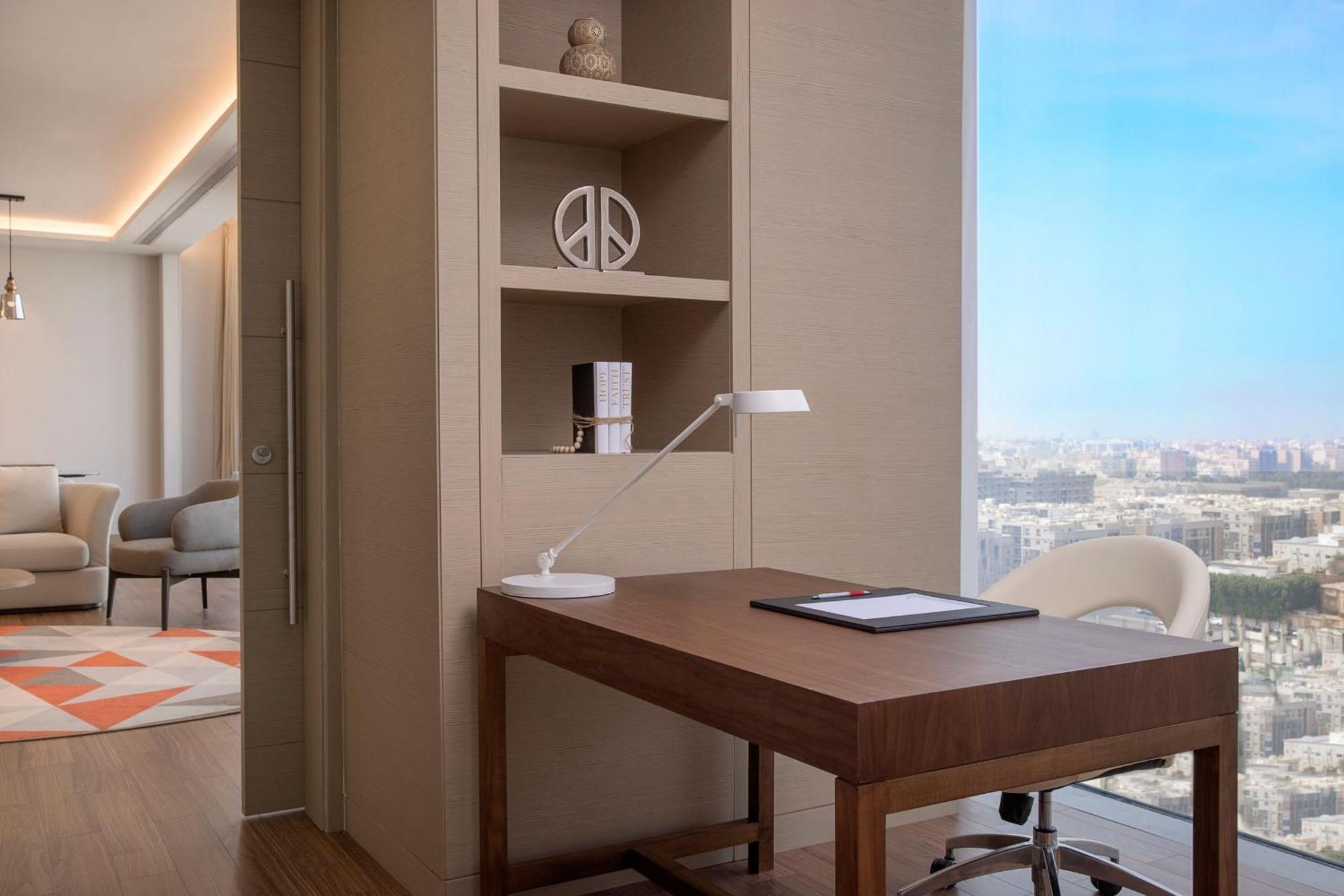 Jeddah Marriott Hotel Madinah Road Eksteriør billede A work desk in a hotel room