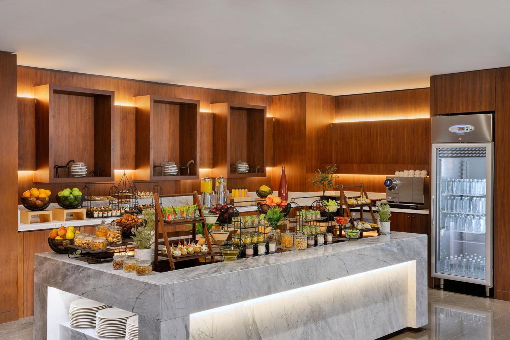 Jeddah Marriott Hotel Madinah Road Eksteriør billede The buffet at the lounge