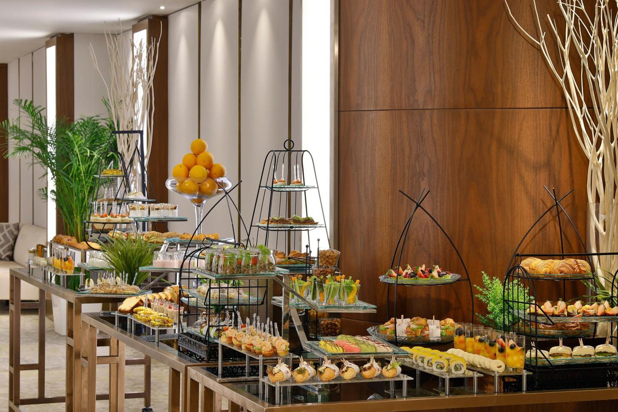Jeddah Marriott Hotel Madinah Road Eksteriør billede A buffet at a hotel