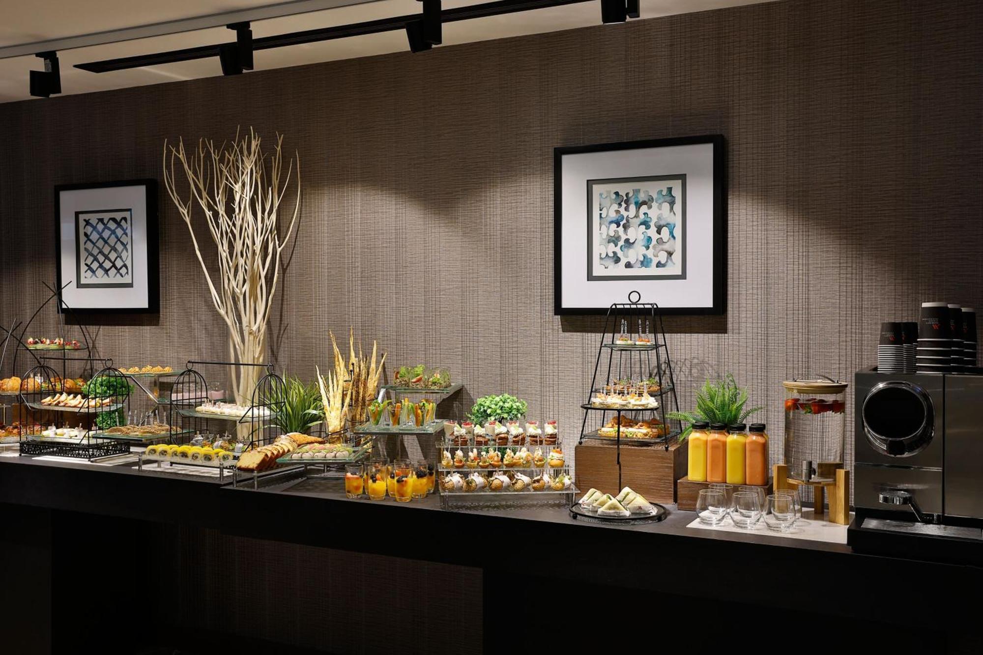 Jeddah Marriott Hotel Madinah Road Eksteriør billede A buffet at a hotel