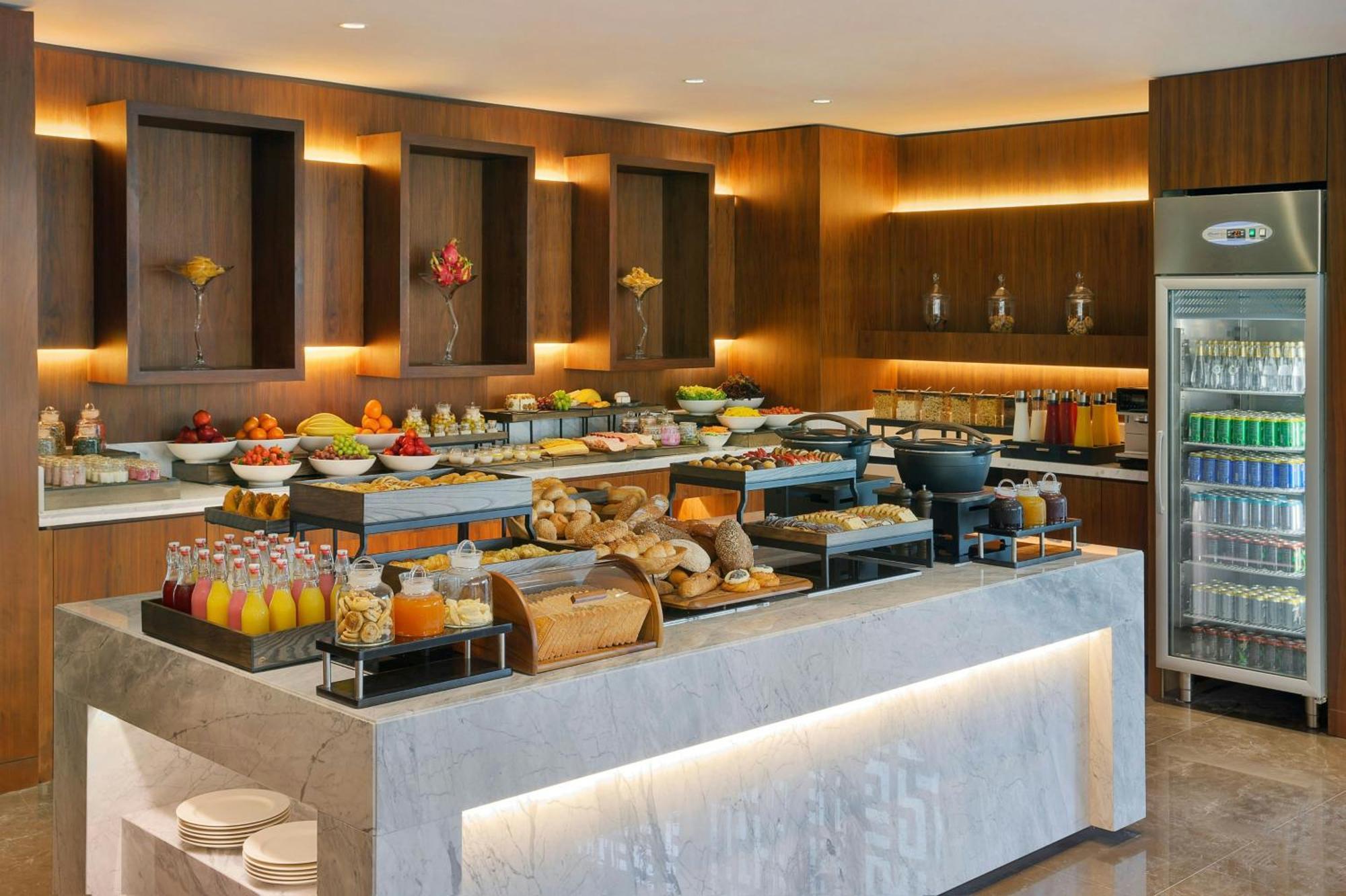 Jeddah Marriott Hotel Madinah Road Eksteriør billede A buffet at a hotel